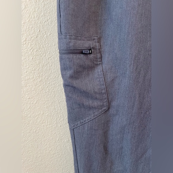 FIGS High Waisted Zamora
Tech Jogger Scrub
Pants Graphite Size XXL/P or 2XL P - Picture 9 of 16